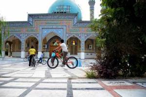 بقاع متبرکه کشور در روز طبیعت میزبان مردم هستند